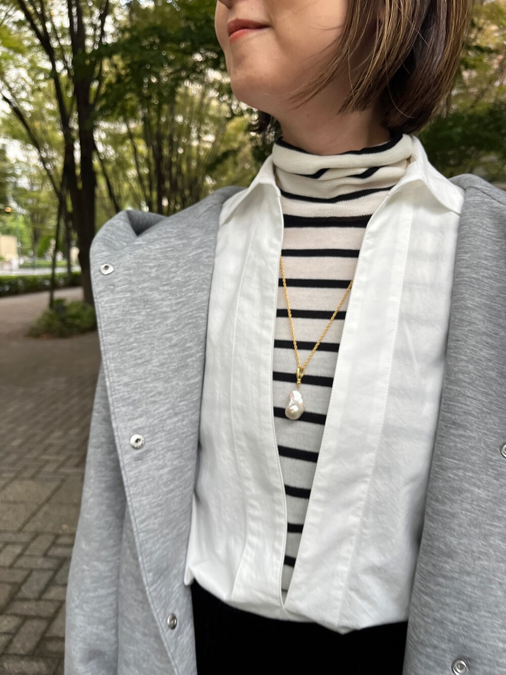 「秋っぽコーデ更新中、秋服、秋服コーデ、秋冬コーデ、シャツ、ボーダー、ベロアスカート、スカートスタイル、きれいめカジュアル、大人カジュアル、ブーツ、シャツスタイル、スウェット、お出かけコーデ、パーカー」|「NOLLEY’Sのウォッシャブル エアボールフードブルゾン 24AW(ブルゾン、グレー系)」を使った、Yamazakiさん(レディース・157cm)の秋コーディネートの3枚目の写真