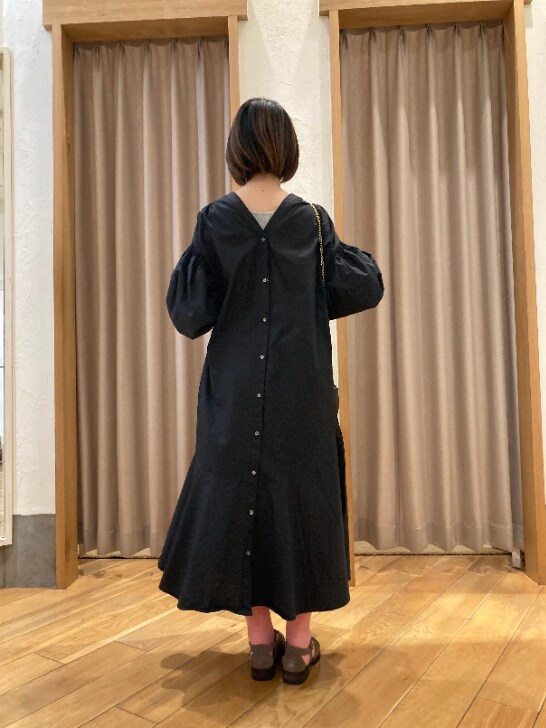 ブラック系のワンピース、ブラック系のショルダーバッグ、ベージュ系のサンダルを着用したレディースの春コーディネートの2枚目の写真