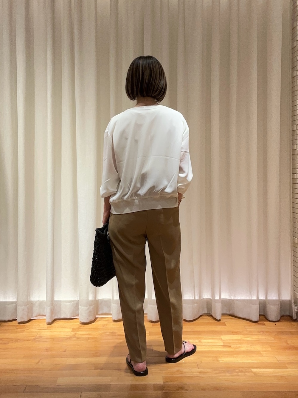 「サンダル、白Tシャツ、シアートップス、お出かけコーデ、淡色コーデ、きれいめカジュアル、オトナ女子、レディースファッション、パンツスタイル、カーディガン、オフィスカジュアル、かごバッグ、タックパンツ、オトナカジュアル」｜「NOLLEY’Sの高機能 LA＋スムースタックノースリーブカットソー（Tシャツ/カットソー、ホワイト系）」を使った、Yamazakiさん（骨格ナチュラル・レディース・157cm）の春コーディネートの6枚目の写真