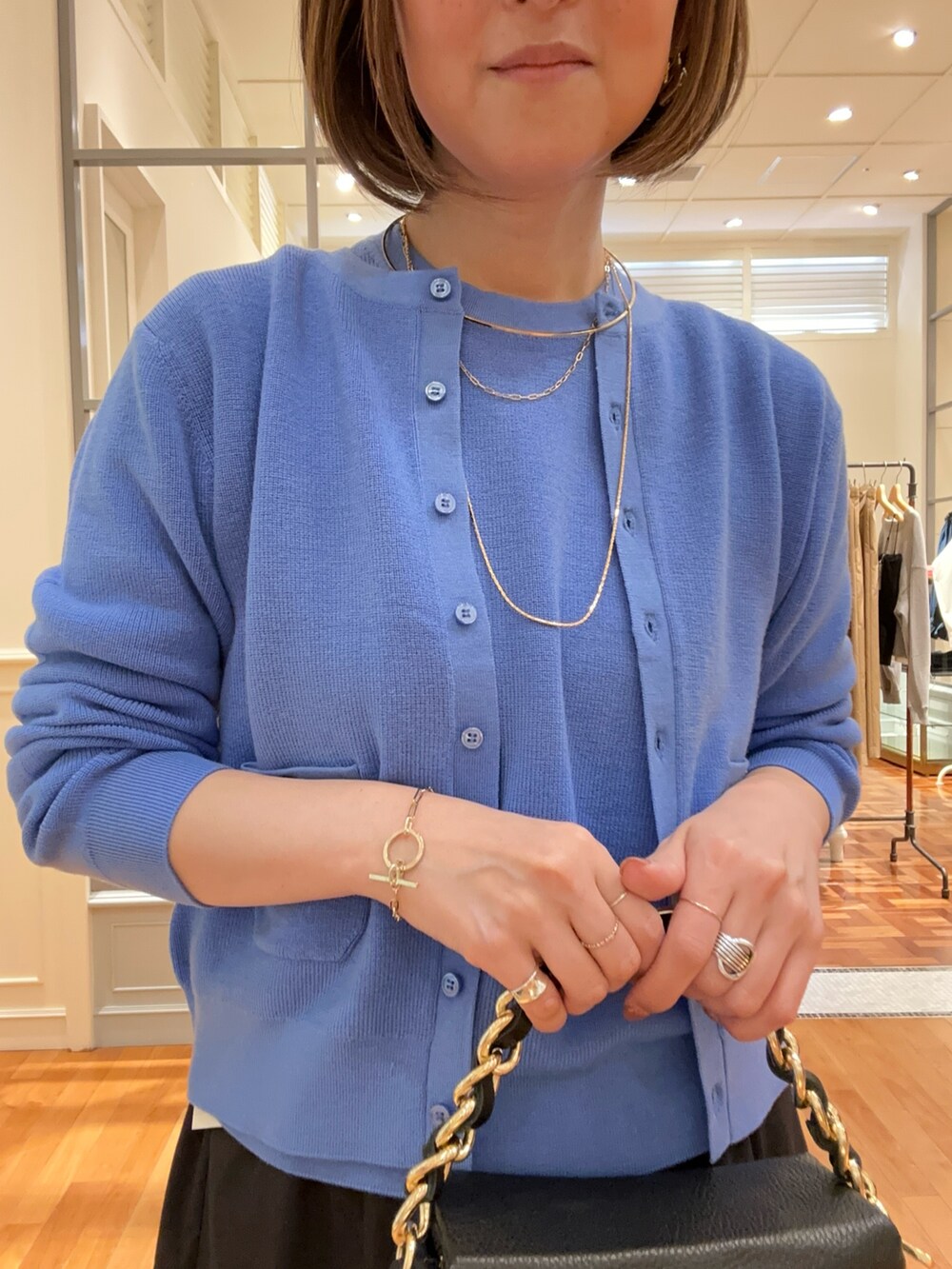 「ニット、お出かけコーデ、秋コーデ、ニットコーデ、秋冬コーデ、きれいめカジュアル、アンサンブル、ブルー、ロンクスカート、フレアスカート、ミニバッグ、チェーンバッグ、オフィスカジュアル、ノーリーズ」｜「NOLLEY’Sの《手洗い可能》ESPOIR 16G片畦クルーネックカーディガン（カーディガン/ボレロ、ブルー系）」を使った、Yamazakiさん（レディース・157cm）の秋コーディネートの4枚目の写真