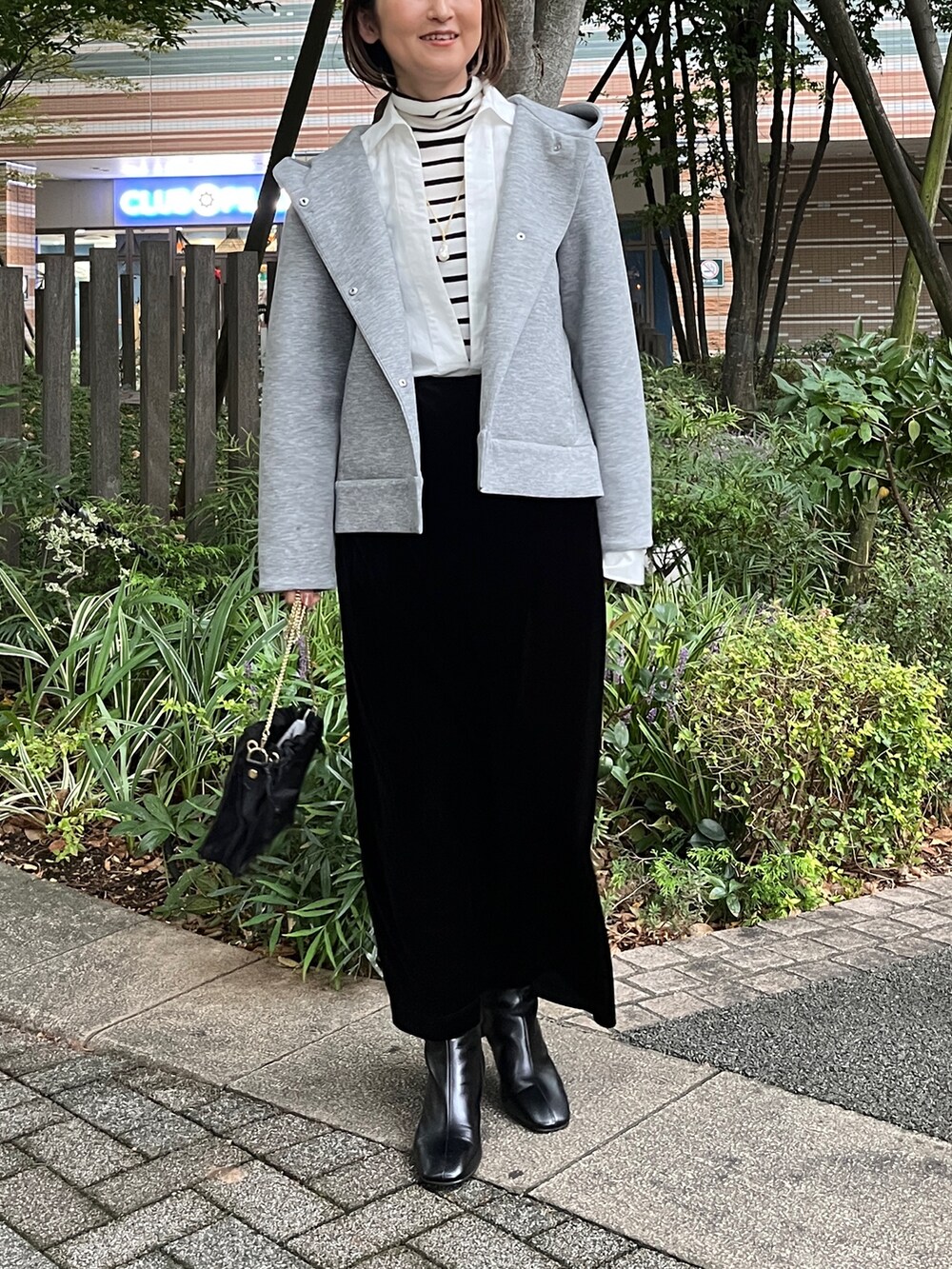 「秋っぽコーデ更新中、秋服、秋服コーデ、秋冬コーデ、シャツ、ボーダー、ベロアスカート、スカートスタイル、きれいめカジュアル、大人カジュアル、ブーツ、シャツスタイル、スウェット、お出かけコーデ、パーカー」|「NOLLEY’Sのウォッシャブル エアボールフードブルゾン 24AW(ブルゾン、グレー系)」を使った、Yamazakiさん(レディース・157cm)の秋コーディネートの2枚目の写真