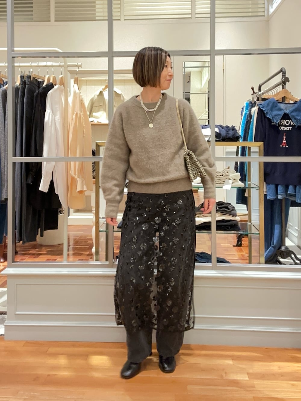 「ブラウン、ショルダーバッグ、きれいめカジュアル、お出かけコーデ、デニム、ブーツ、ニット、クリスマスに着たい服、スパンコール、ラップスカート、キラキラ、ノーリーズ、レーススカート、レイヤードスタイル、オトナカジュアル」｜「Kassiopeaの【kassiopea /カシオペア】 ミニショルダー made in Italy（ショルダーバッグ、ゴールド系）」を使った、Yamazakiさん（レディース・157cm）の秋コーディネートの2枚目の写真