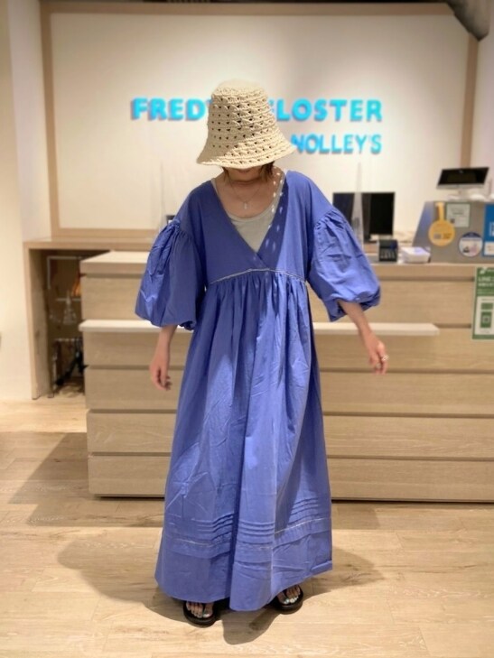 ブルー系のワンピース、シルバー系のタンクトップ、ブラック系のサンダルを着用したレディースの春コーディネートの2枚目の写真