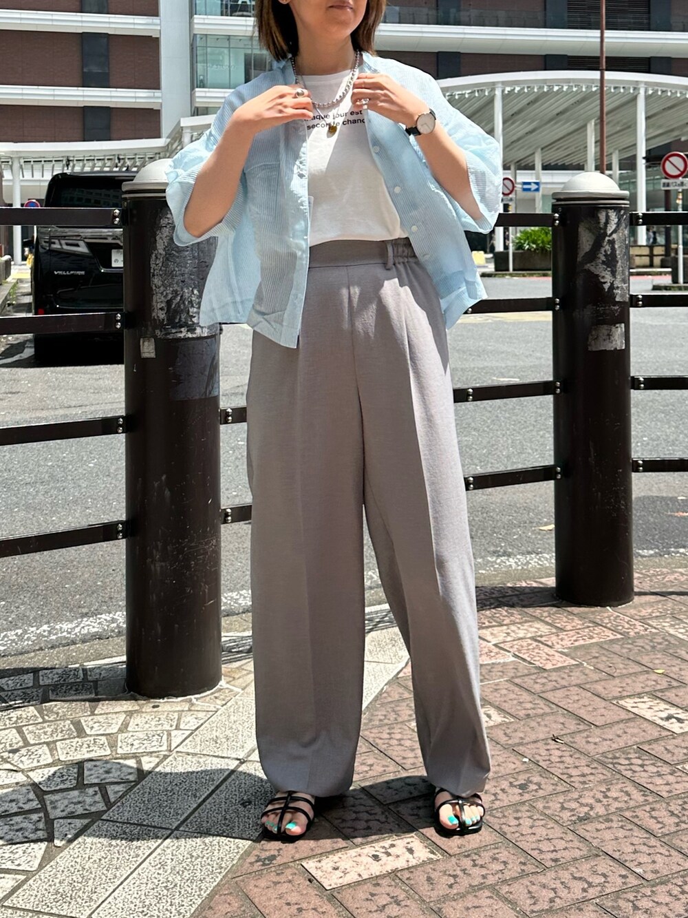 ブルー系のシャツ/ブラウス、ホワイト系のTシャツ/カットソー、グレー系のその他パンツを着用したレディースの夏コーディネートの2枚目の写真