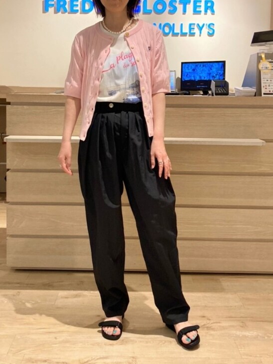 ピンク系のカーディガン/ボレロ、ブラック系のその他パンツ、ブラック系のサンダルを着用したレディースの春コーディネートの3枚目の写真