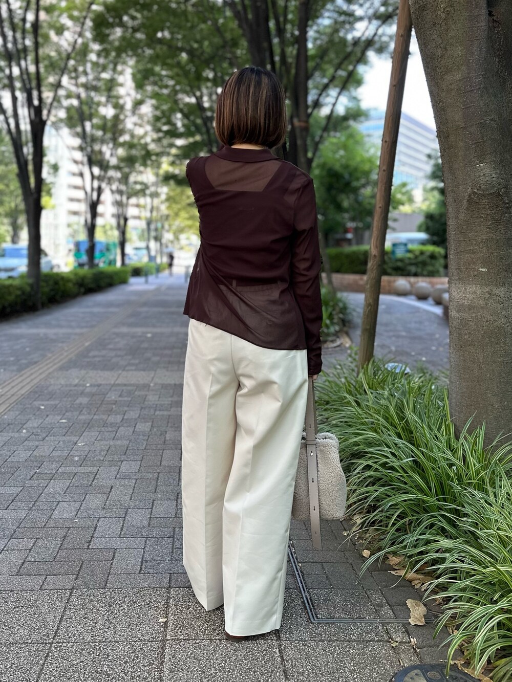 ブラウン系のカーディガン/ボレロ、ブラウン系のタンクトップ、ホワイト系のその他パンツを着用したレディースの秋コーディネートの9枚目の写真