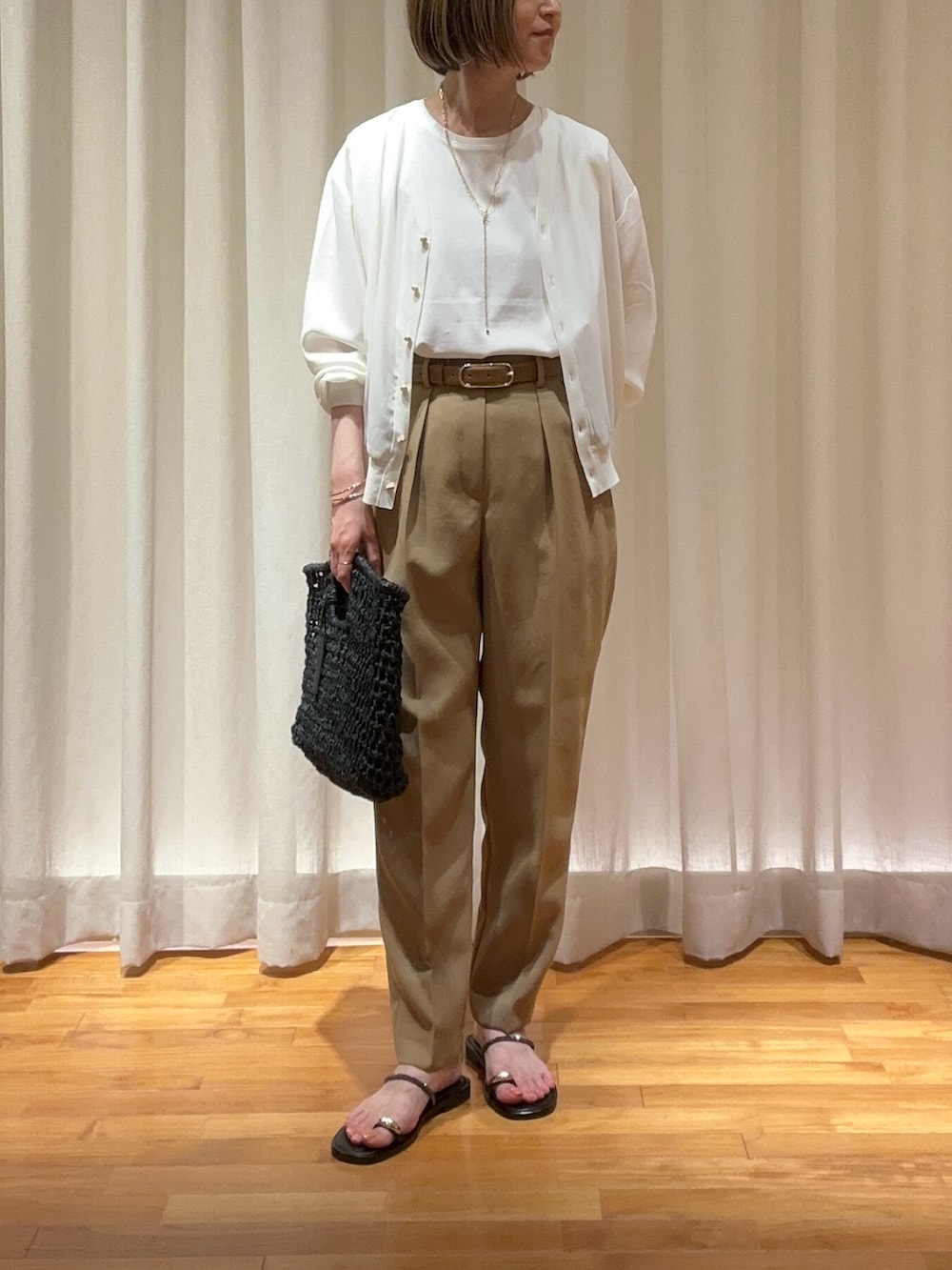 「サンダル、白Tシャツ、シアートップス、お出かけコーデ、淡色コーデ、きれいめカジュアル、オトナ女子、レディースファッション、パンツスタイル、カーディガン、オフィスカジュアル、かごバッグ、タックパンツ、オトナカジュアル」｜「NOLLEY’Sの高機能 LA＋スムースタックノースリーブカットソー（Tシャツ/カットソー、ホワイト系）」を使った、Yamazakiさん（骨格ナチュラル・レディース・157cm）の春コーディネートの3枚目の写真