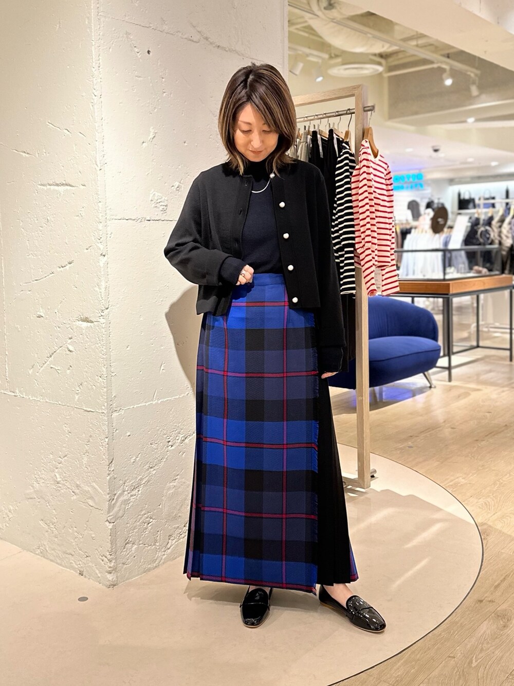「秋服まるっと大公開、ロングスカート、チェックスカート、秋のコーデ、大人カジュアル、お出かけコーデ、秋コーデ、プリーツスカート、カーディガン、カーディガンコーデ、パールボタン、オニールオブダブリン、O’NEIL OF DUBLIN、ノーリーズ、ニット」｜「TEMPERATEの【TEMPERATE/ テンパレイト】 レインパテントローファー ポーチ付き（レインシューズ、ブラック系）」を使った、Yamazakiさん（レディース・157cm）の秋コーディネートの3枚目の写真