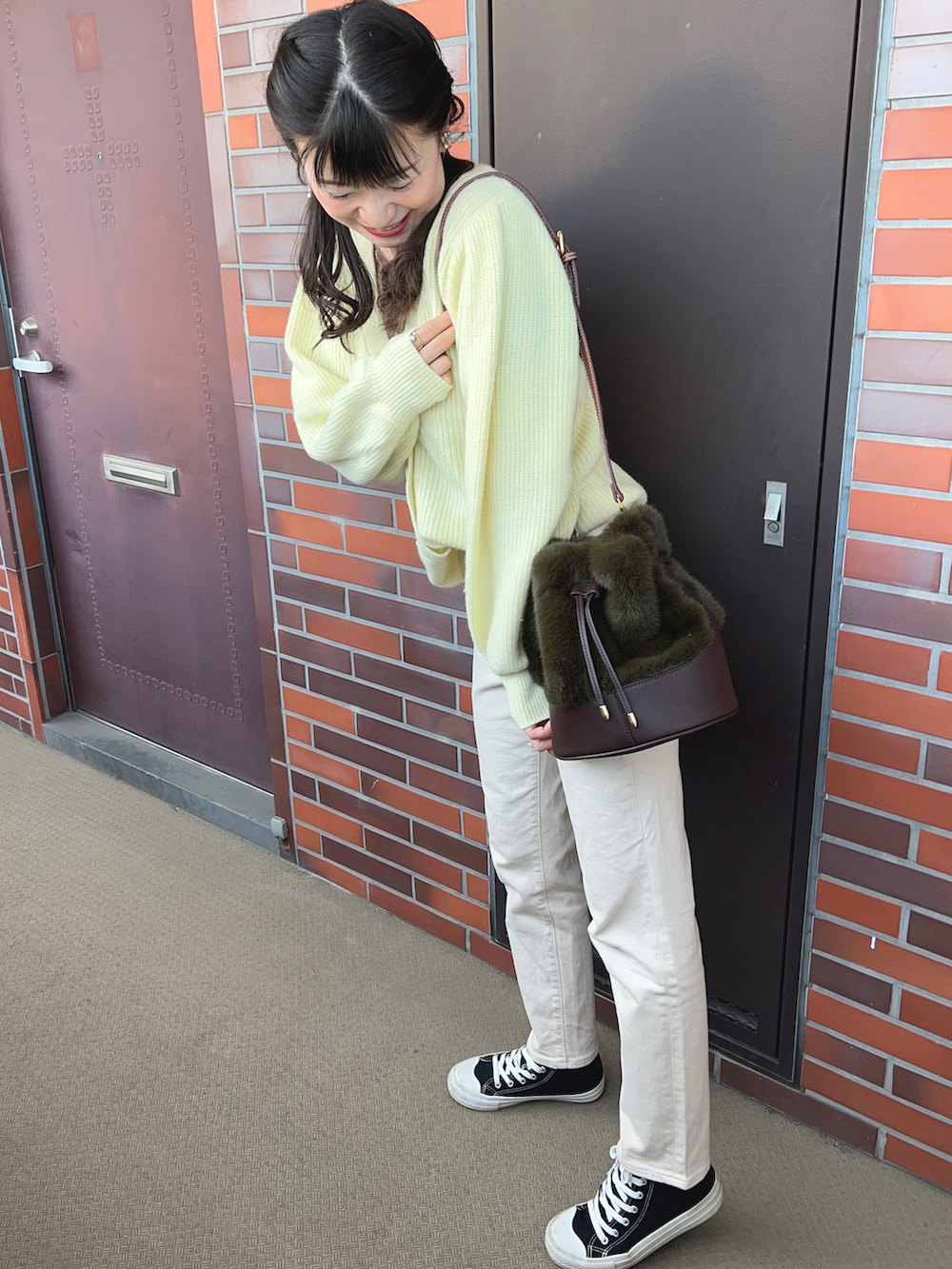 「春服デビュー宣言、おでかけコーデ、パンツスタイル、デニムパンツ、スニーカーコーデ、イエロー、黄色カーディガン」｜「MADEMOISELLE ROPE'のアイテム（カーディガン/ボレロ、イエロー系）」を使った、chaozu/chami さん（レディース・160cm）の春コーディネートの2枚目の写真