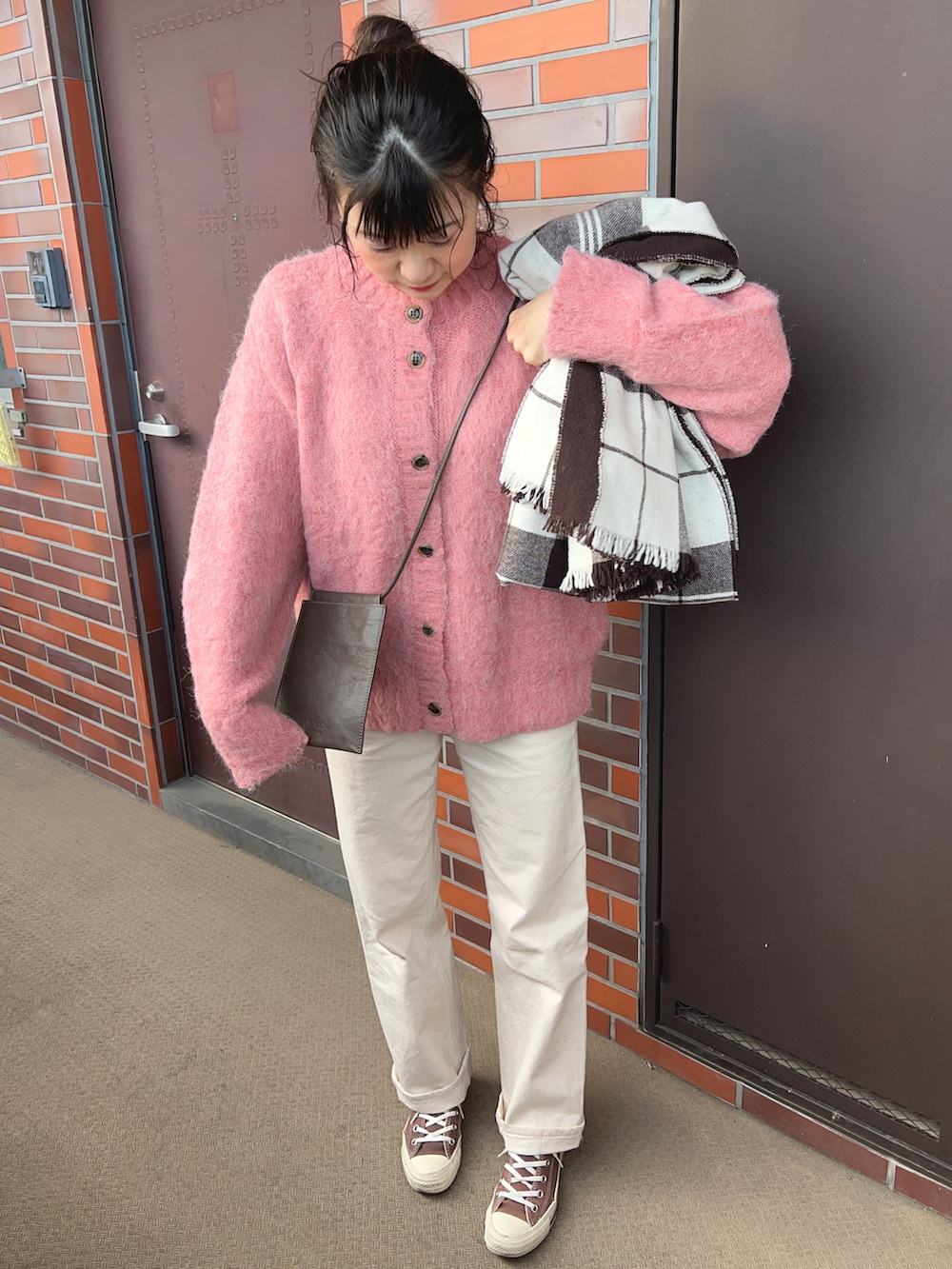 「ゆるふわ、リラックスコーデ」｜「YANUKのアイテム（デニムパンツ、ホワイト系）」を使った、chaozu/chami さん（レディース・160cm）の冬コーディネートの3枚目の写真