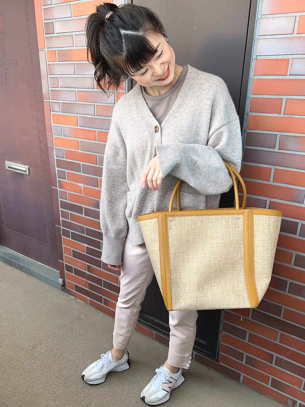 「ミラオーウェン、トートバッグ、お仕事コーデ」｜「Spick & Spanのアイテム（カーディガン/ボレロ、ベージュ系）」を使った、chaozu/chami さん（レディース・160cm）の春コーディネートの2枚目の写真