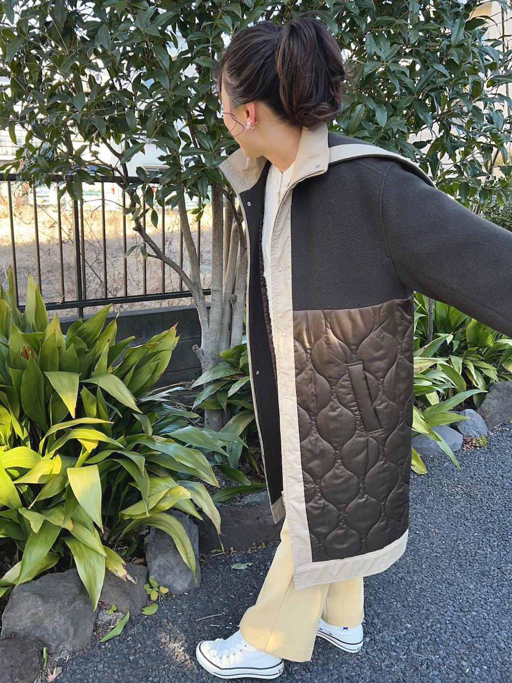「イエローパンツ、黄色×白、黄色パンツ」｜「VISのアイテム（スラックス、イエロー系）」を使った、chaozu/chami さん（レディース・160cm）の冬コーディネートの3枚目の写真
