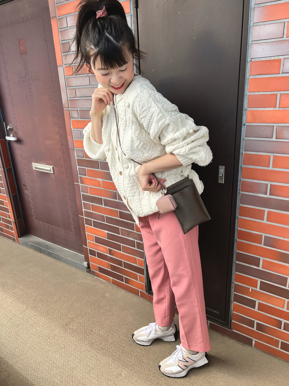 「春服、春服コーデ、大人可愛い、ピンクパンツ」｜「niko and...のアイテム（ニット/セーター、ホワイト系）」を使った、chaozu/chami さん（レディース・160cm）の春コーディネートの2枚目の写真
