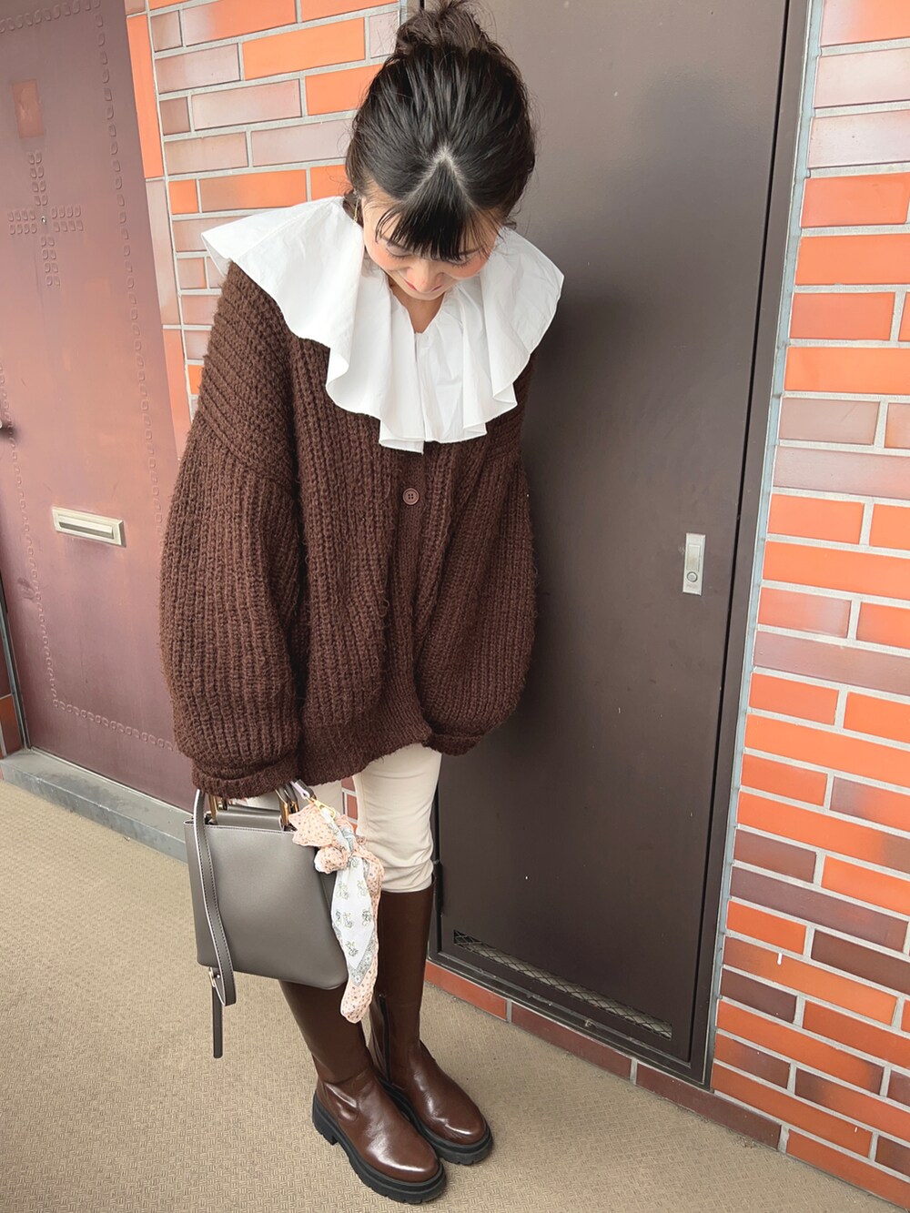 「ブーツイン、ブラウンコーデ、ホワイトデニム、ホワイトパンツ」｜「apres jourのアイテム（カーディガン/ボレロ、ブラウン系）」を使った、chaozu/chami さん（レディース・160cm）の冬コーディネートの2枚目の写真