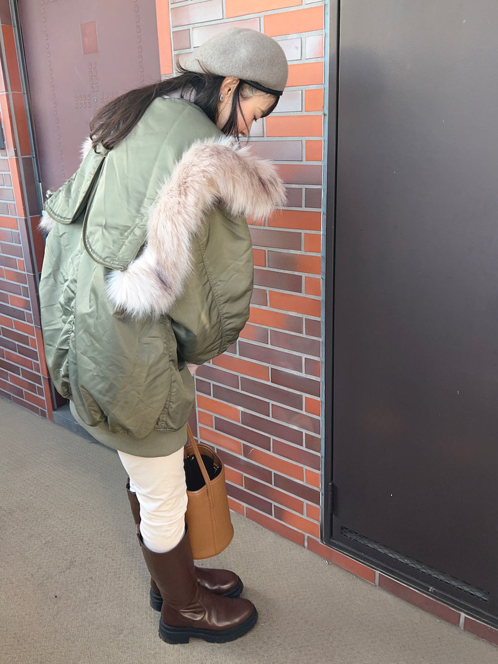 「カーキアウター」｜「雑貨屋さんのアイテム（ショルダーバッグ、ブラウン系）」を使った、chaozu/chami さん（レディース・160cm）の冬コーディネートの2枚目の写真