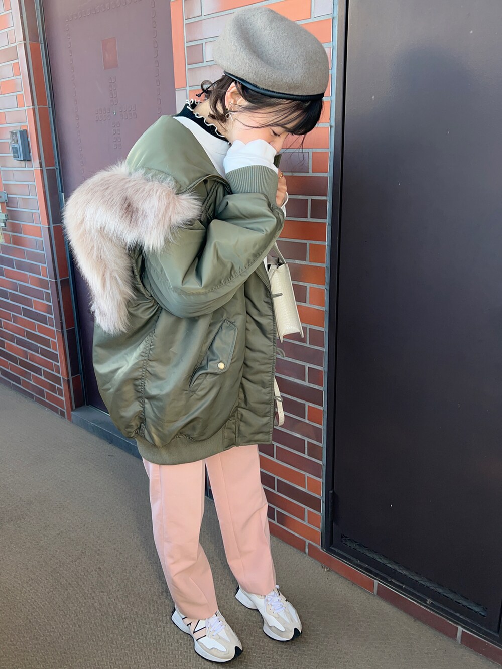 「ゆるコーデ、カーキアウター、GAP」｜「雑貨屋さんのアイテム（ハンチング/ベレー帽、ベージュ系）」を使った、chaozu/chami さん（レディース・160cm）の冬コーディネートの3枚目の写真