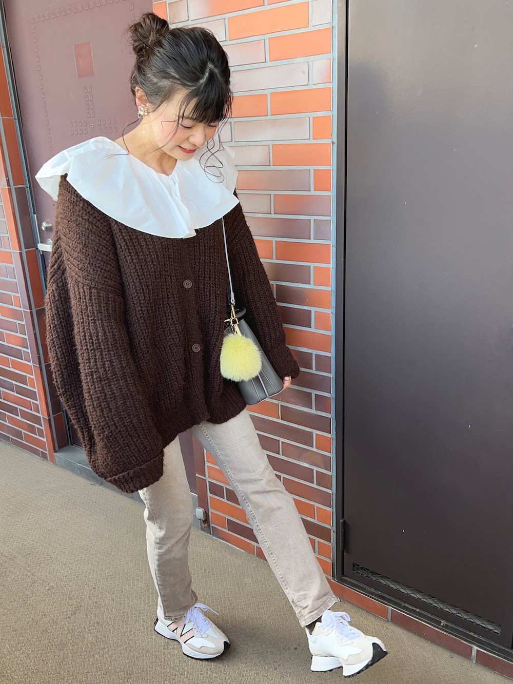 「ブラウス×デニム」｜「ANEMONEのアイテム（ショルダーバッグ、グレー系）」を使った、chaozu/chami さん（レディース・160cm）の冬コーディネートの2枚目の写真