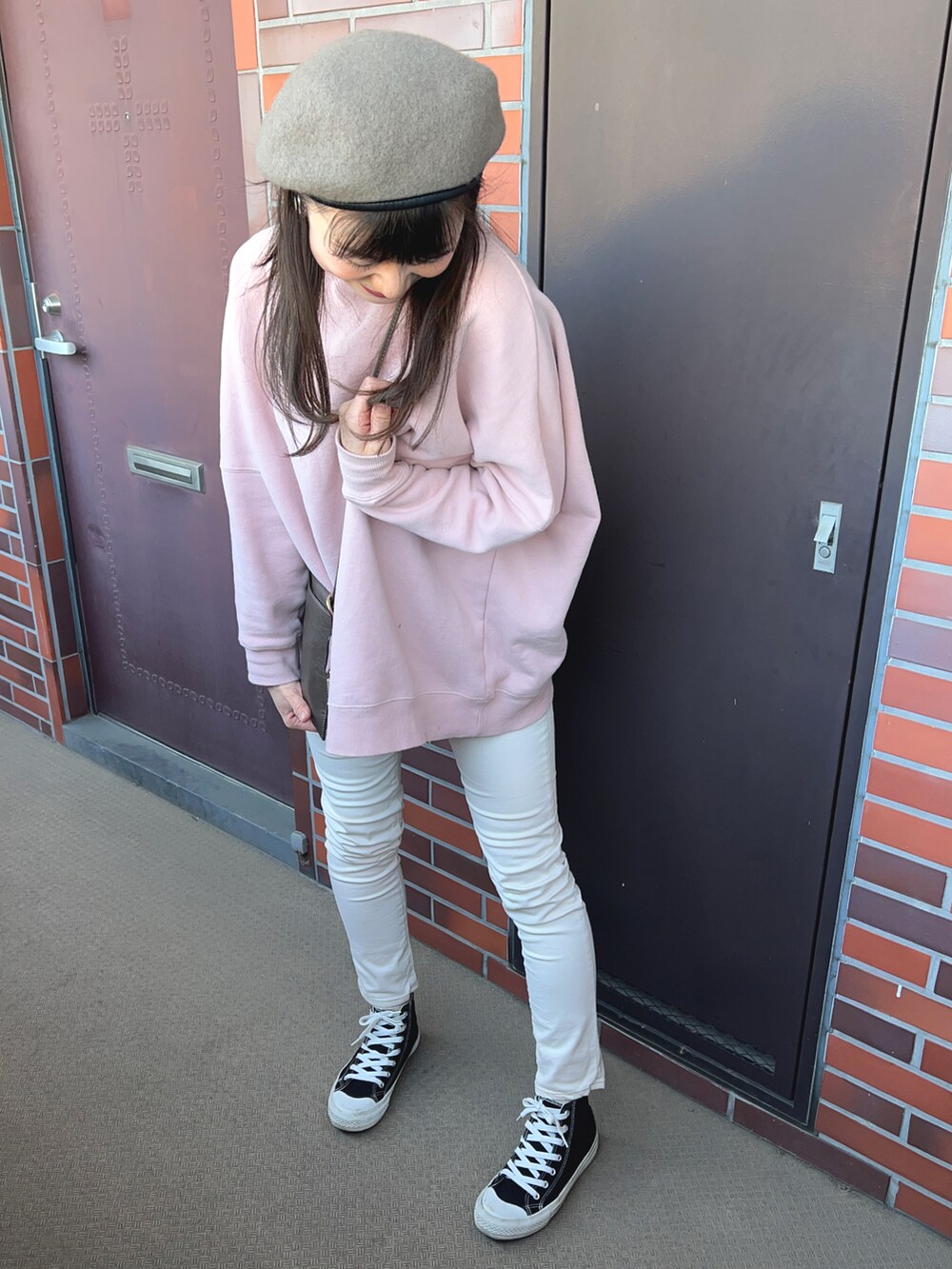 「ハイカットスニーカー、スキニーパンツ、ゆるスウェット、プチプチコーデ」｜「雑貨屋さんのアイテム（ハンチング/ベレー帽、ブラウン系）」を使った、chaozu/chami さん（レディース・160cm）の春コーディネートの2枚目の写真