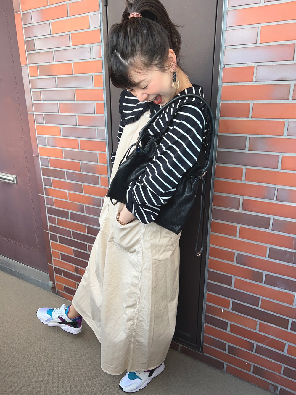 「ジャンパースカート、フリークスストア、NIKE、襟付きトップス」｜「LANVIN en Bleuのアイテム（ハンドバッグ、ブラック系）」を使った、chaozu/chami さん（レディース・160cm）の春コーディネートの2枚目の写真