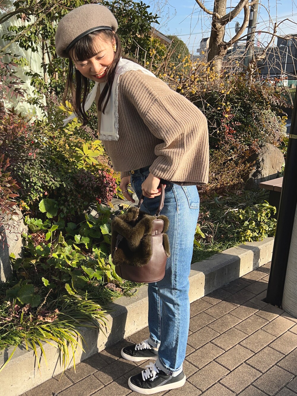 「ブラウス×デニム」｜「雑貨屋さんのアイテム（ハンチング/ベレー帽、ベージュ系）」を使った、chaozu/chami さん（レディース・160cm）の冬コーディネートの2枚目の写真