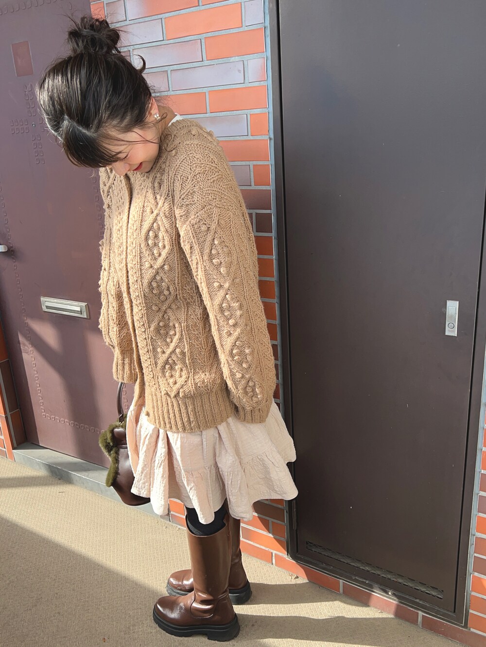 「リメイク、ブーツスタイル、ゆるコーデ」｜「HEMERIのアイテム（ニット/セーター、ブラウン系）」を使った、chaozu/chami さん（レディース・160cm）の冬コーディネートの2枚目の写真