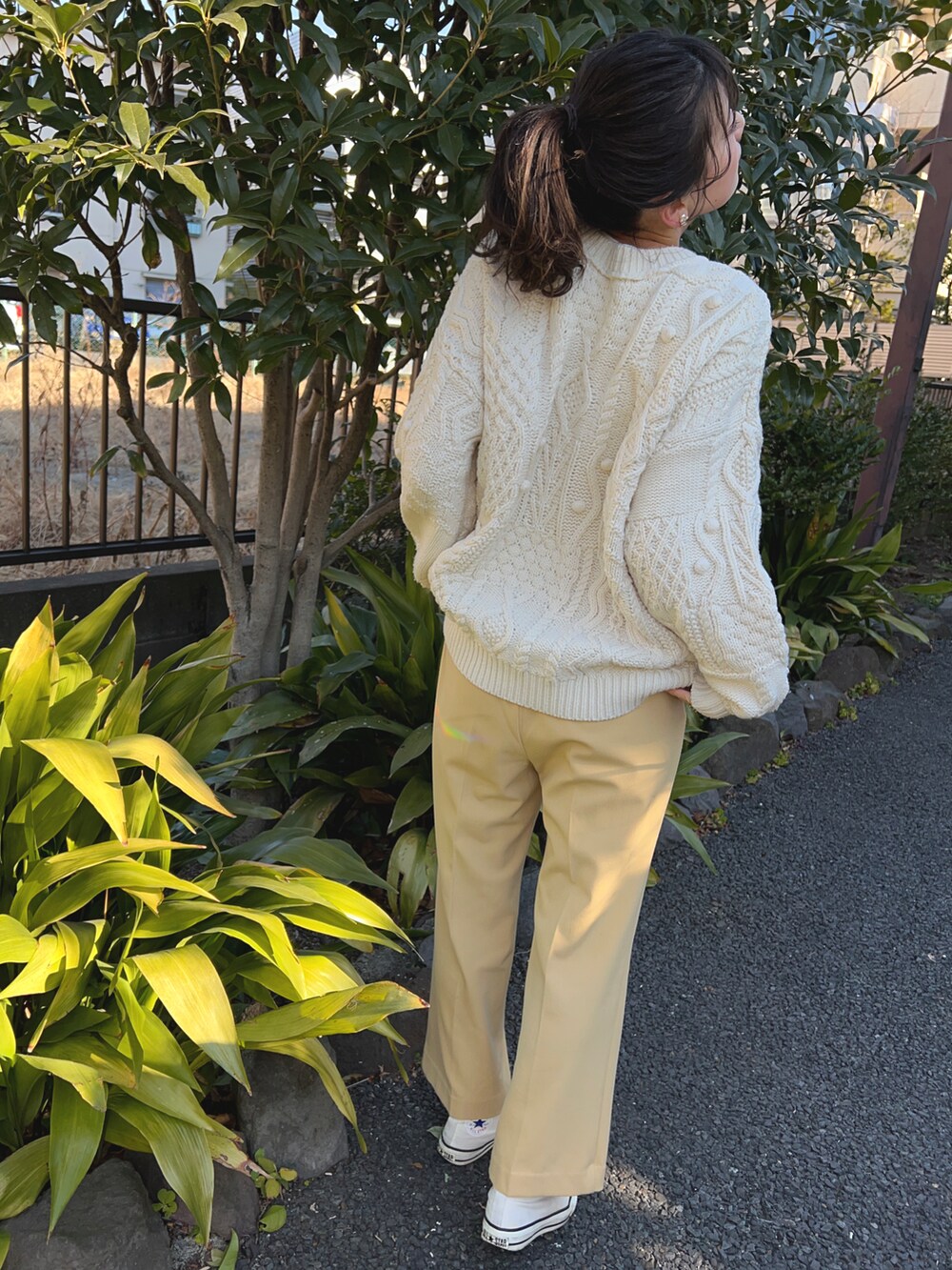 「イエローパンツ、黄色×白、黄色パンツ」｜「VISのアイテム（スラックス、イエロー系）」を使った、chaozu/chami さん（レディース・160cm）の冬コーディネートの2枚目の写真