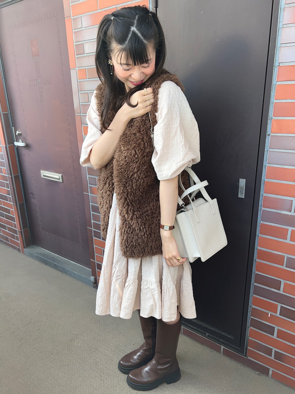 「ほめられ本命コーデ、ベスト×ワンピース、ワンピースコーデ、ブーツ」｜「tiptopのアイテム（ベスト、ブラウン系）」を使った、chaozu/chami さん（レディース・160cm）の冬コーディネートの2枚目の写真