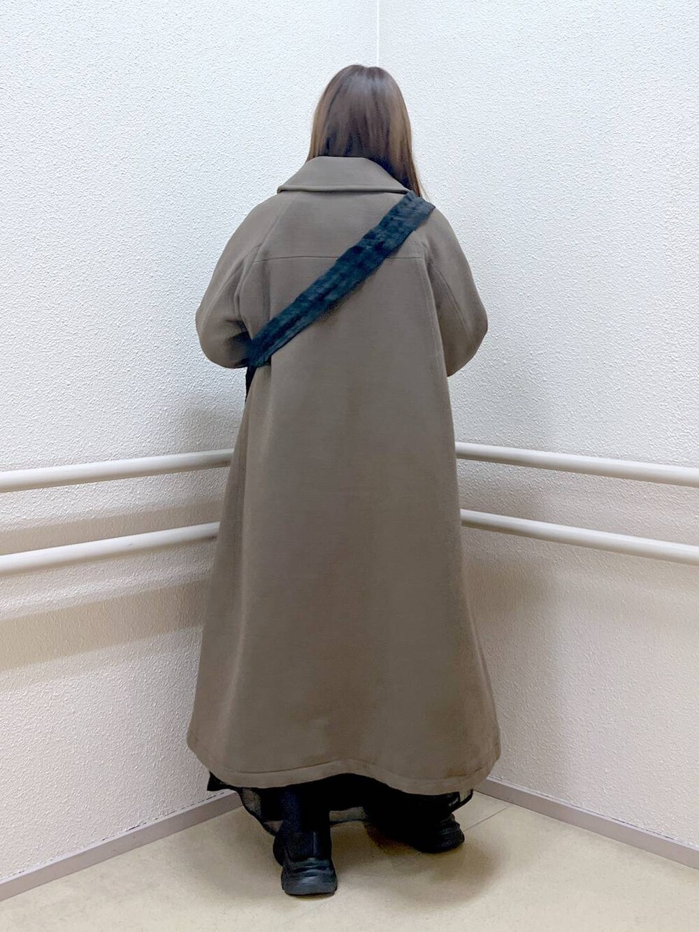 「着痩せ・細見え、ゆったり、オーバーサイズ、休日コーデ、デート/ロマンティック、大人女子カジュアル_LOWRYS FARM、冬コーデ、女子会、女子ウケ、女子旅、コート、カーディガン、ニット」｜「LOWRYS FARMのメリノウールステンコート　906737（ノーカラーコート、ブラウン系）」を使った、emiriさん（レディース・158cm）の冬コーディネートの3枚目の写真
