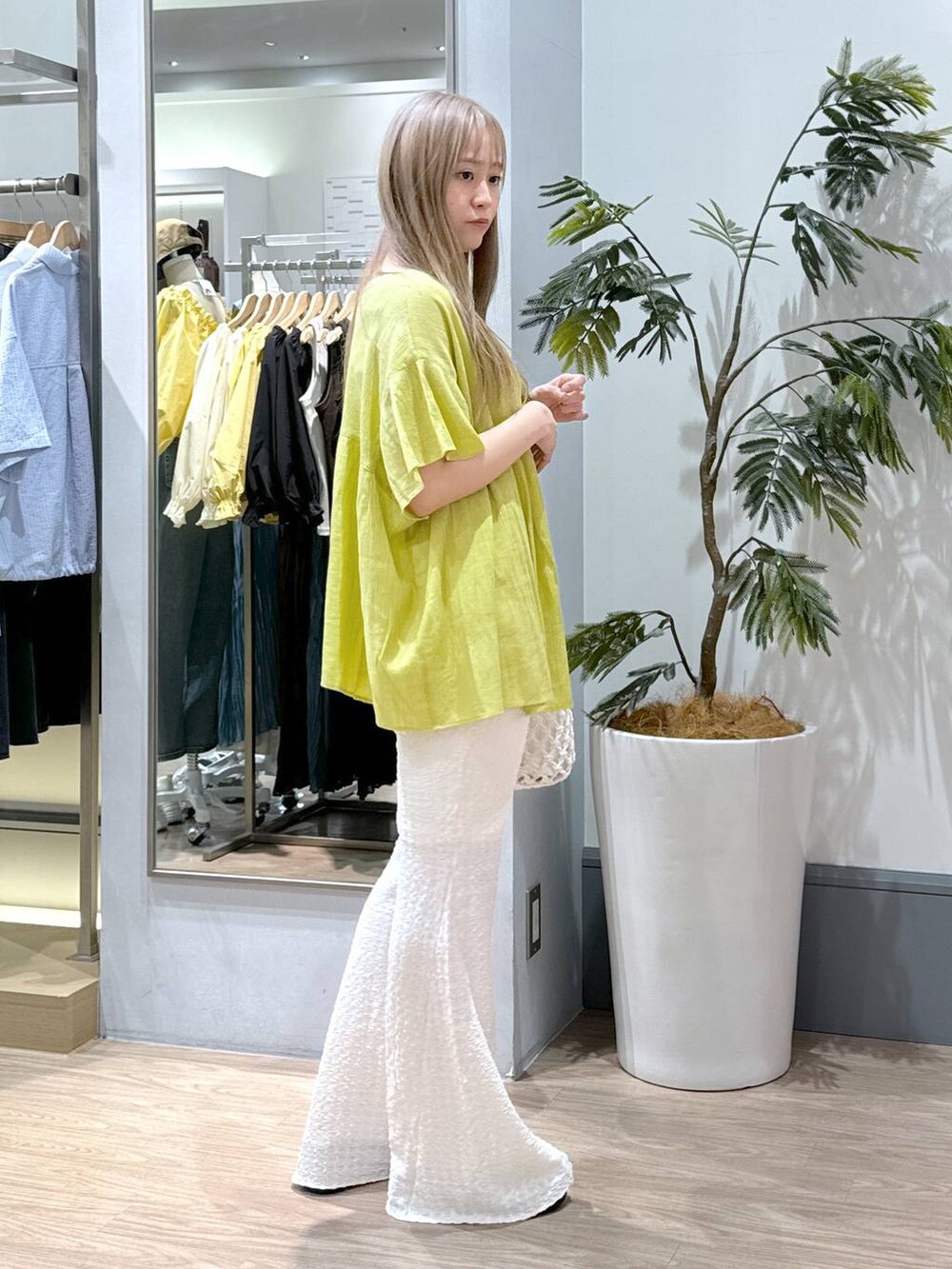 ブラック系のサンダル、ホワイト系のトートバッグ、グリーン系のシャツ/ブラウスを着用したレディースの春コーディネートの2枚目の写真