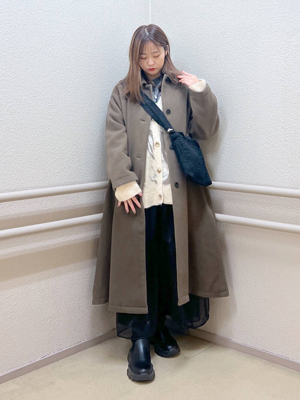 「着痩せ・細見え、ゆったり、オーバーサイズ、休日コーデ、デート/ロマンティック、大人女子カジュアル_LOWRYS FARM、冬コーデ、女子会、女子ウケ、女子旅、コート、カーディガン、ニット」｜「LOWRYS FARMのメリノウールステンコート　906737（ノーカラーコート、ブラウン系）」を使った、emiriさん（レディース・158cm）の冬コーディネートの2枚目の写真