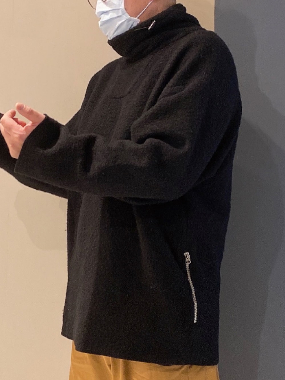 ブラック系のその他トップス、ブルー系のスニーカーを着用したメンズの冬コーディネートの2枚目の写真