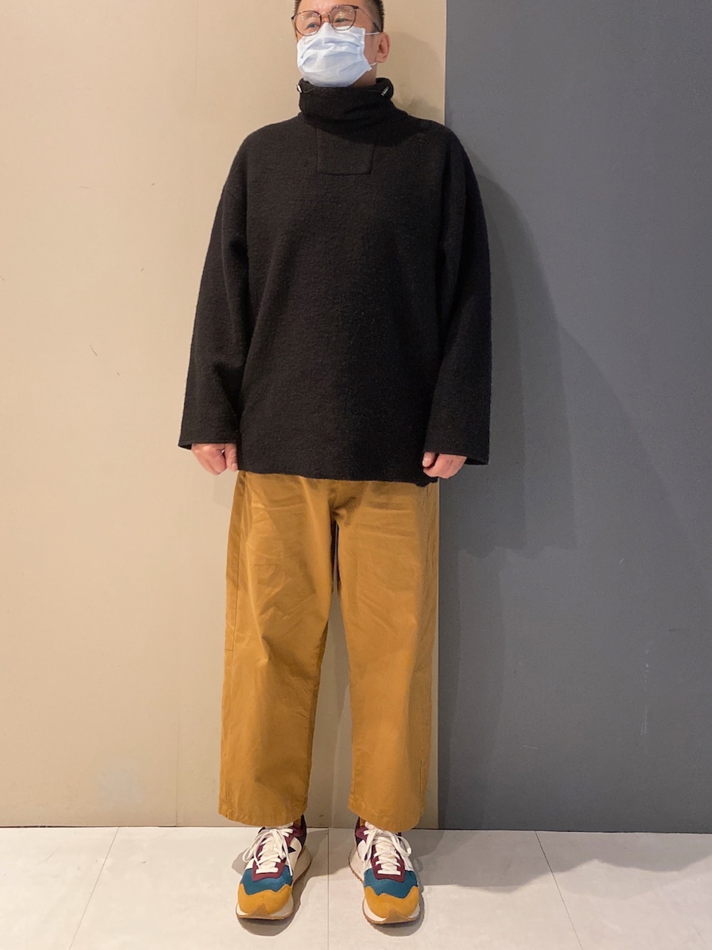 ブラック系のその他トップス、ブルー系のスニーカーを着用したメンズの冬コーディネートの3枚目の写真