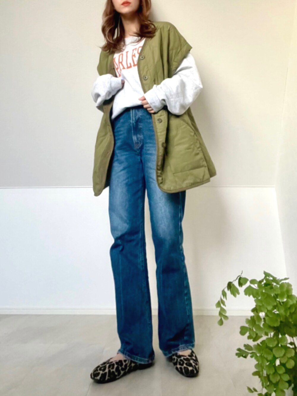 「w closet、大人カジュアル、ファーベスト、ミリタリージャケット、デニムコーデ、デニム、riberry、ロゴスウェット、スウェット、パンツスタイル、秋コーデ、キルティング、ボアベスト、ベスト、レイヤードスタイル」|「w closetの【マルチウェイ】中綿キルティングVネックジャケット(ミリタリージャケット、グリーン系)」を使った、*𝒂𝒎𝒆𝒍𝒊𝒆𝒆*さん(レディース・158cm)の秋コーディネートの3枚目の写真