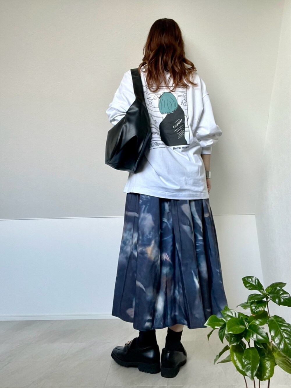 ホワイト系のTシャツ/カットソー、ブラック系のショルダーバッグ、ブルー系のスカートを着用したレディースの秋コーディネートの2枚目の写真
