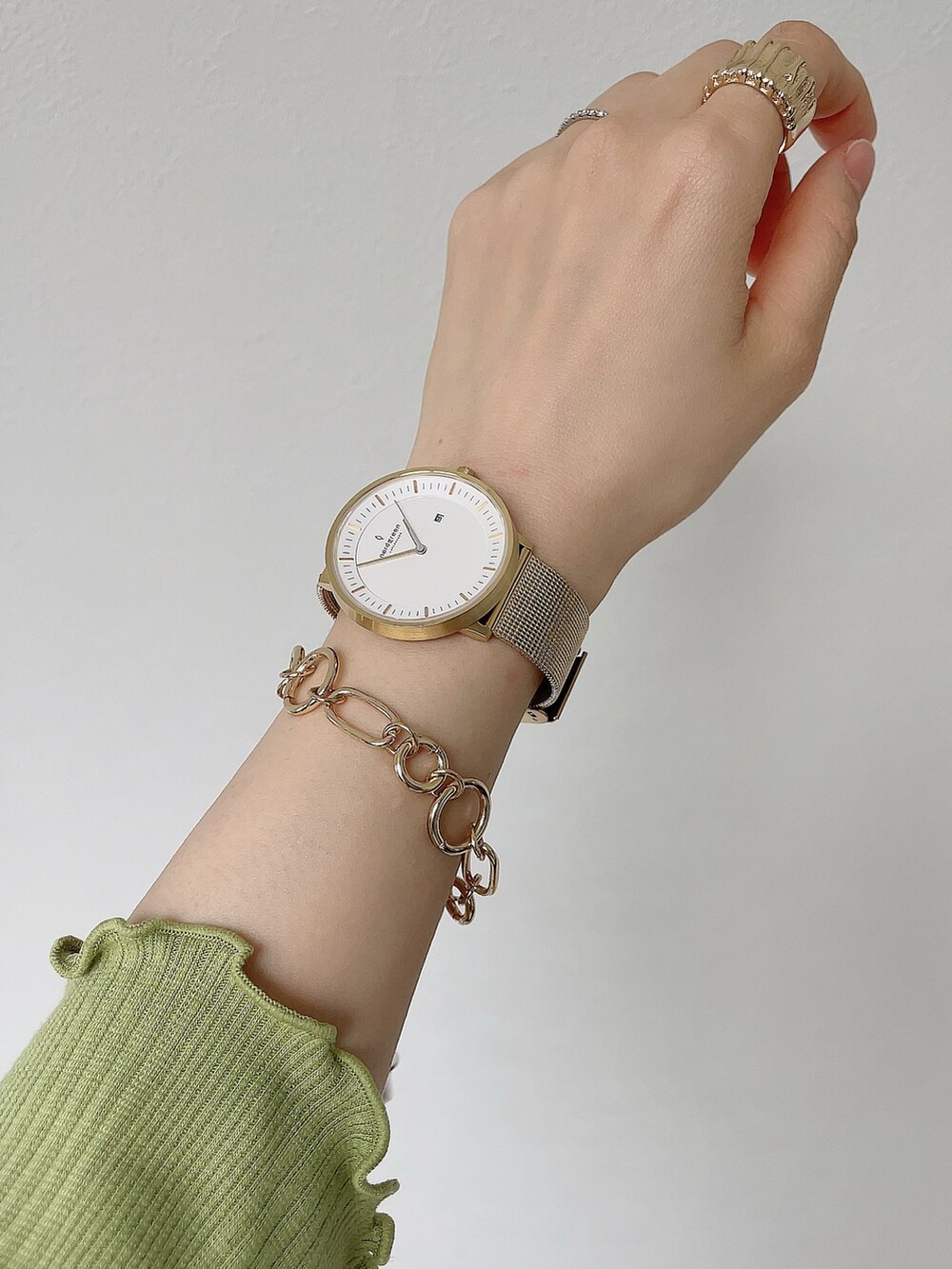 ホワイト系のローファー、ホワイト系のショルダーバッグ、グリーン系のTシャツ/カットソーを着用したレディースの春コーディネートの2枚目の写真