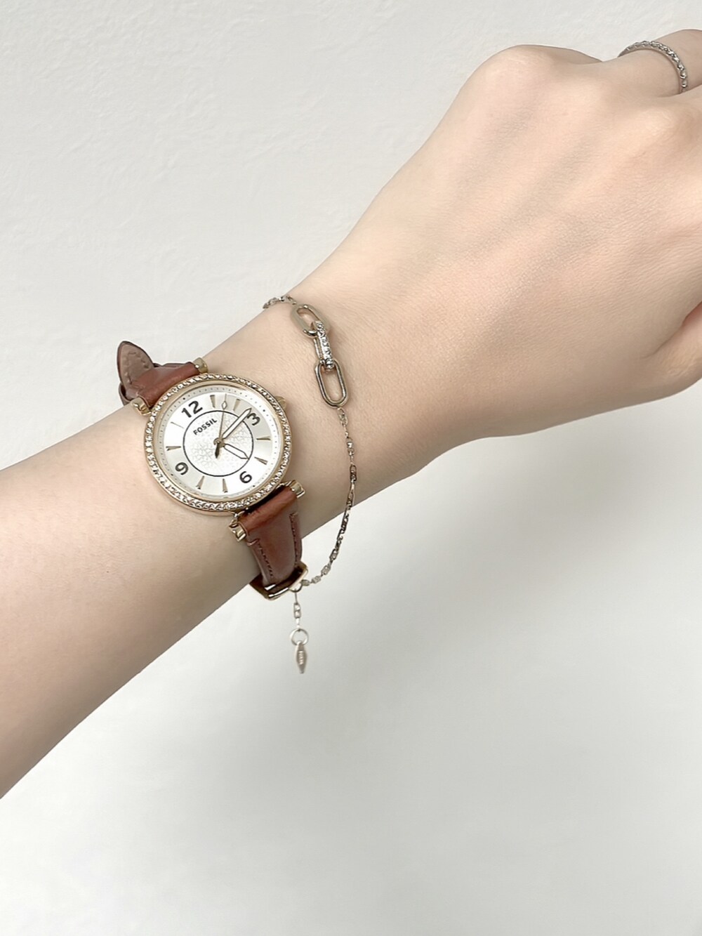 グリーン系のスカート、ブラック系のスウェット、ゴールド系のブレスレットを着用したレディースの秋コーディネートの2枚目の写真