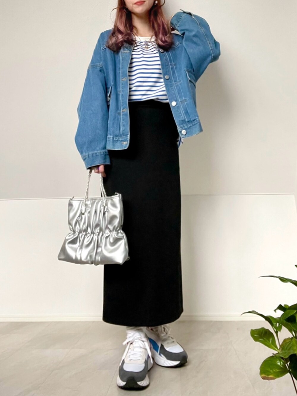 ブルー系のTシャツ/カットソー、ブルー系のデニムジャケット、ブラック系のスカートを着用したレディースの春コーディネートの2枚目の写真