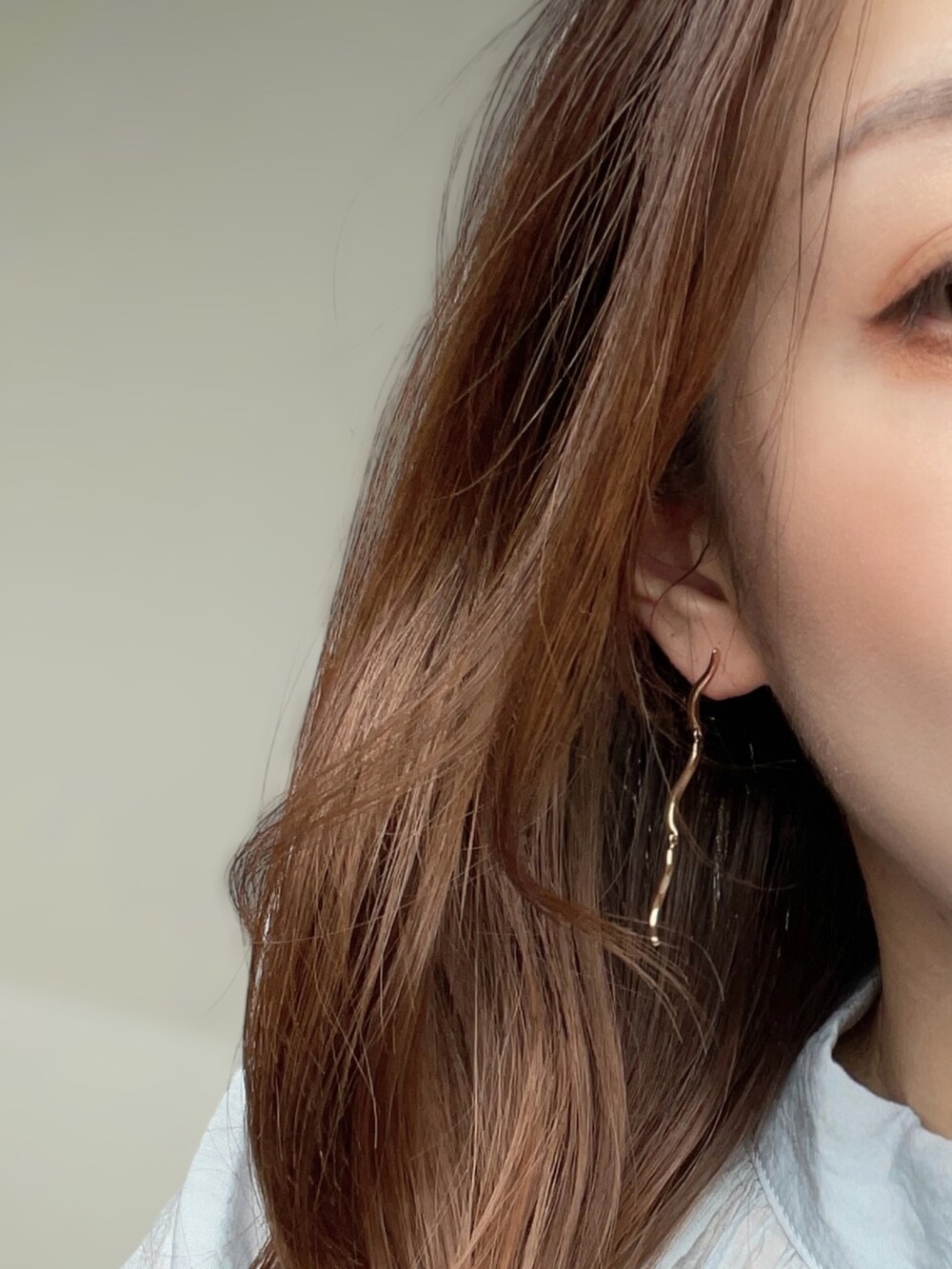 ベージュ系のその他パンツ、レッド系のショルダーバッグ、ゴールド系のアナログ腕時計を着用したレディースの秋コーディネートの2枚目の写真