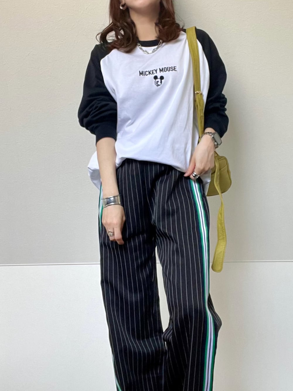 「confirm、春めき満開コーデ、ロンT、disney、ミッキー、プリントT、shein、mivialoca、春服、ストライプパンツ、カジュアルスタイル、ノームコア、スニーカーコーデ」｜「ILL'Sの25SS Disney Mickey / ミッキー ヴィンテージライク レトログラフィック 古着風クラックプリント ビッグシルエット ラグランロンT カットソー メンズ レディース（Tシャツ/カットソー、ホワイト系）」を使った、＊𝒂𝒎𝒆𝒍𝒊𝒆𝒆＊さん（レディース・158cm）の春コーディネートの2枚目の写真