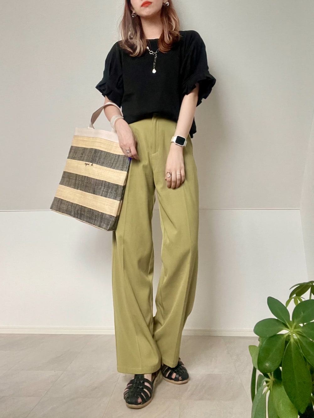 「carch.b、シンプルコーデ、agnes b.、アニエスベー、かごバッグ、春夏コーデ、オトナカジュアル、パンツスタイル、グルカサンダル、キレイめカジュアル、トートバッグ、シンプル、大人コーデ、きれいめカジュアル」｜「carch.bのアイテム（Tシャツ/カットソー、ブラック系）」を使った、＊𝒂𝒎𝒆𝒍𝒊𝒆𝒆＊さん（レディース・158cm）の春コーディネートの2枚目の写真