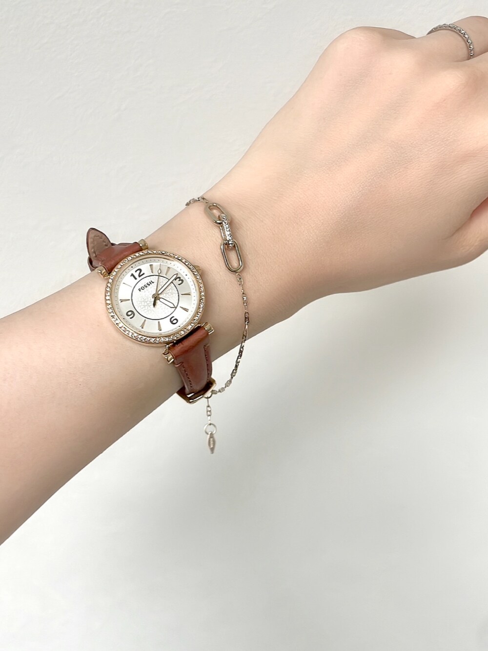 グリーン系のスカート、ブラウン系のローファー、ブラック系のバッグを着用したレディースの秋コーディネートの2枚目の写真