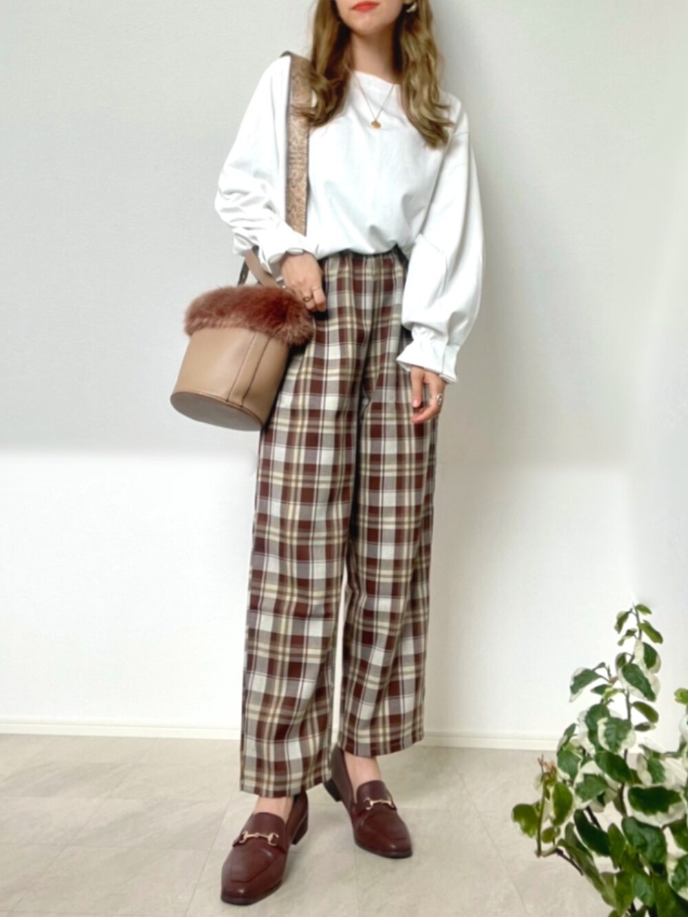 「classicalelf、クラシカルエルフ、エルフコーデ、タイアップ、UNIQLO、ユニクロ、GU、ジーユー、ZARA、ザラ、ZOZO、ZOZOTOWN、プルオーバー、ボリューム袖、淡色コーデ」｜「classicalelfの綿100％、さらり滑らか。ふんわり&くしゅが可愛い大人トップス（Tシャツ/カットソー、ホワイト系）」を使った、＊𝒂𝒎𝒆𝒍𝒊𝒆𝒆＊さん（レディース・158cm）の秋コーディネートの2枚目の写真