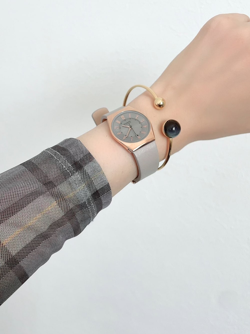 ホワイト系のカーディガン/ボレロ、ブルー系のデニムパンツ、ブラウン系のショルダーバッグを着用したレディースの秋コーディネートの2枚目の写真