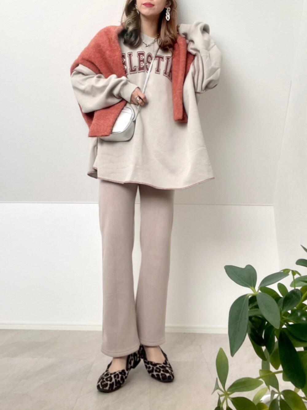 「reca、スウェット、リブパンツ、パンツスタイル、ラフ、オトナカジュアル、nano・universe、ニットカーディガン、ワントーンコーデ、ゆるコーデ、大人カジュアル、休日コーデ、ママコーデ、楽チンコーデ、秋冬コーデ」|「recaのビッグシルエット裏起毛ロゴプリントスウェット(スウェット、ベージュ系)」を使った、*𝒂𝒎𝒆𝒍𝒊𝒆𝒆*さん(レディース・158cm)の秋コーディネートの2枚目の写真