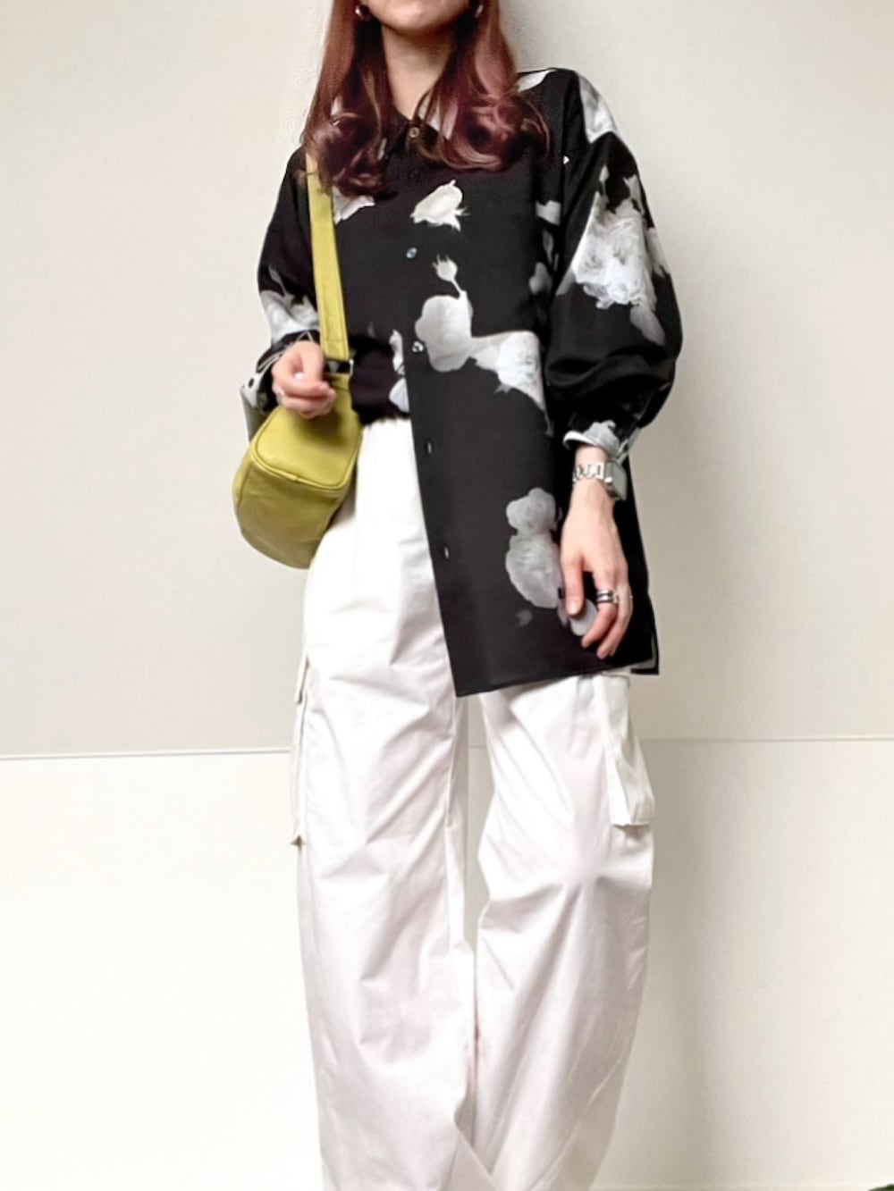 「johnscloset、ジョンズクローゼット、GU、パラシュートパンツ、カーゴパンツ、モノトーン、shein」|「Naive magicの【a】ナチュラルストレッチ バルーンスリーブ サイドスリット 長袖総柄シャツ(シャツ/ブラウス、ブラック系)」を使った、*𝒂𝒎𝒆𝒍𝒊𝒆𝒆*さん(レディース・158cm)の冬コーディネートの2枚目の写真