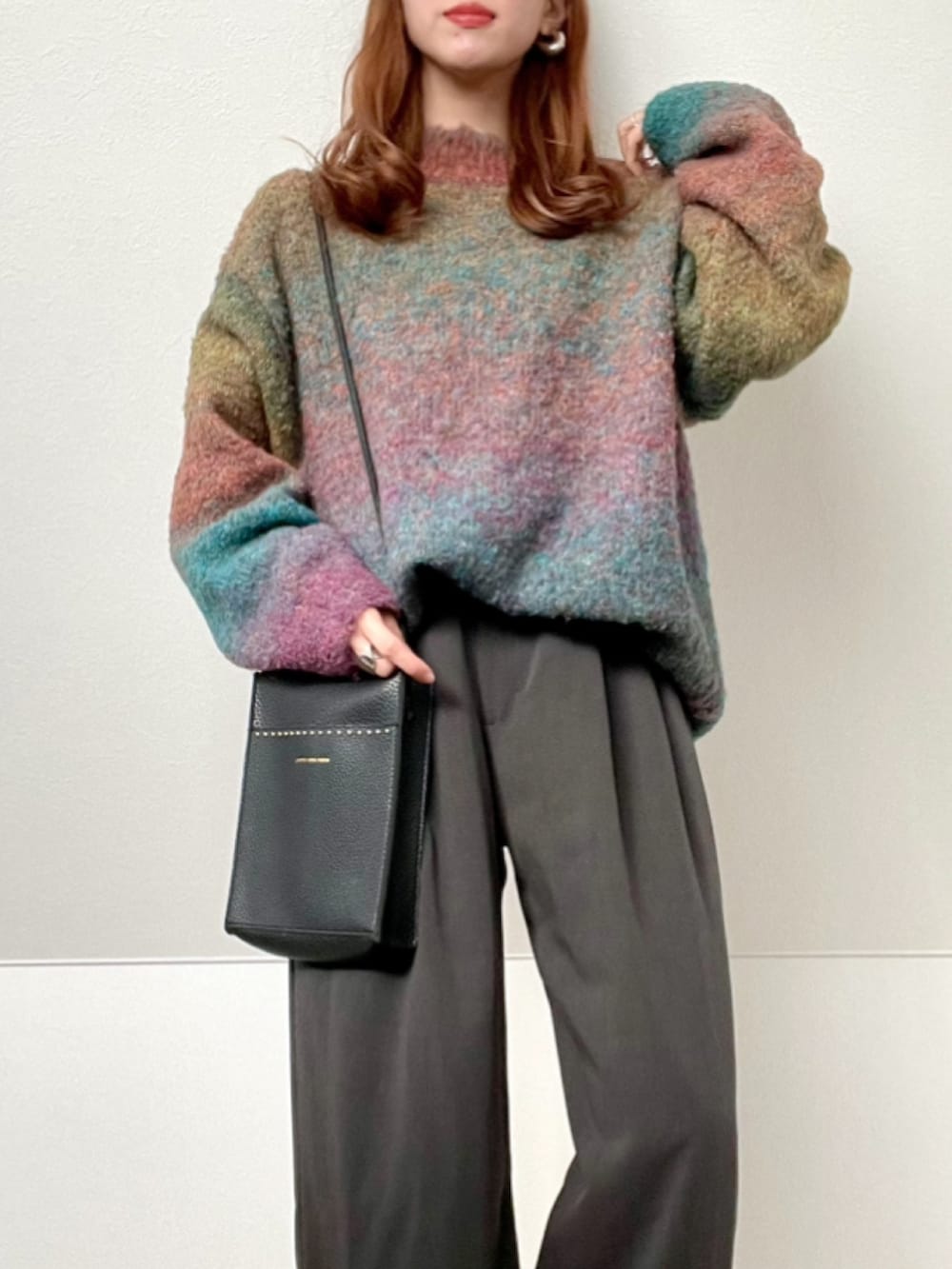 その他のニット/セーター、グレー系のその他パンツ、ブラック系のローファーを着用したレディースの冬コーディネートの2枚目の写真