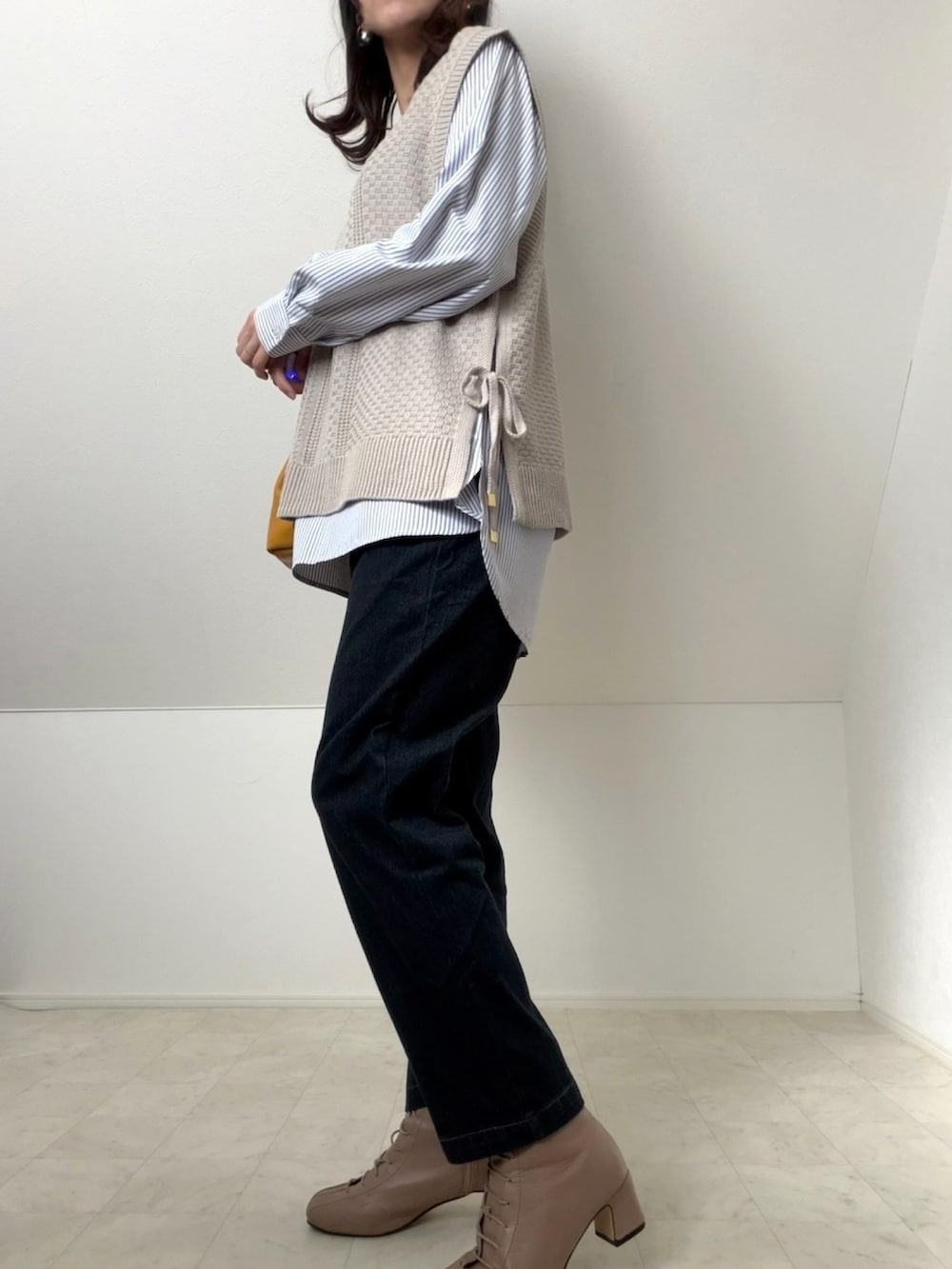 ベージュ系のTシャツ/カットソー、ブルー系のデニムジャケット、ブルー系のその他パンツを着用したレディースの春コーディネートの2枚目の写真