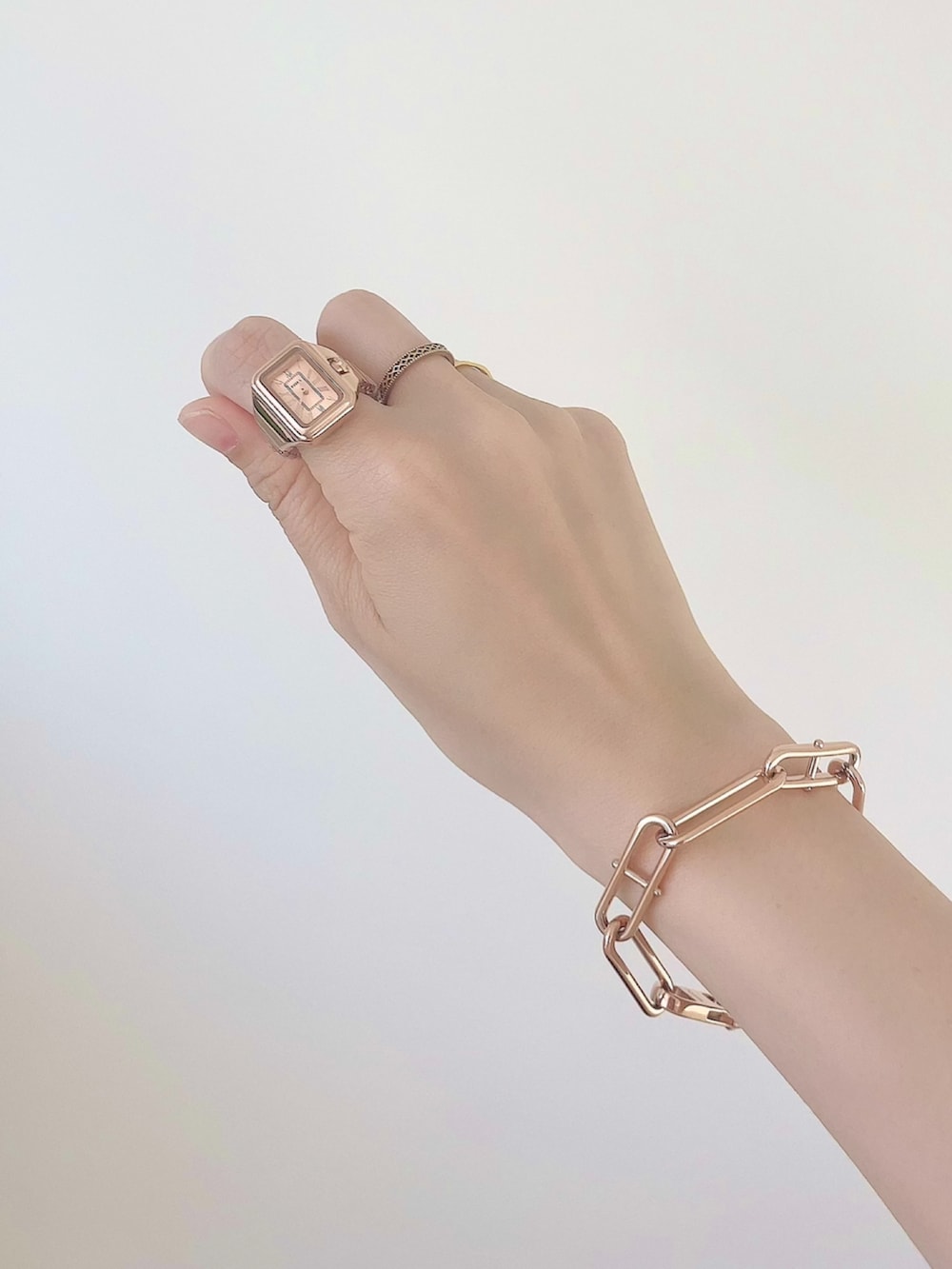 レッド系のスカート、ブラック系のショルダーバッグ、ベージュ系のTシャツ/カットソーを着用したレディースの春コーディネートの2枚目の写真