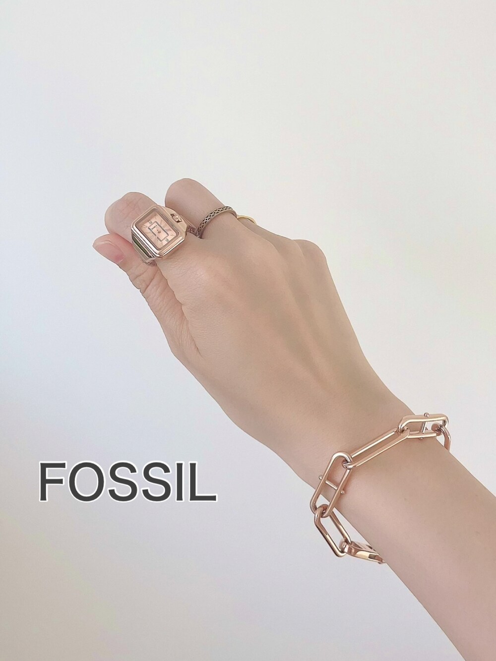 ホワイト系のショルダーバッグ、ブルー系のシャツ/ブラウス、ゴールド系のアナログ腕時計を着用したレディースの春コーディネートの2枚目の写真