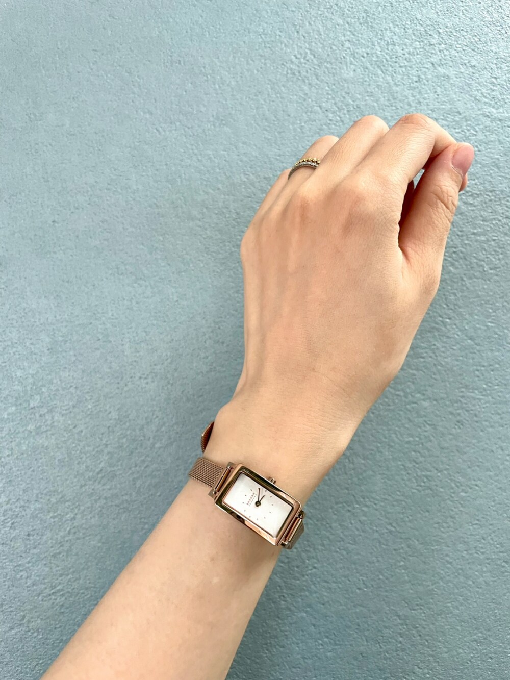 ホワイト系のシャツ/ブラウス、レッド系のトートバッグ、ベージュ系のパンツを着用したレディースの秋コーディネートの3枚目の写真